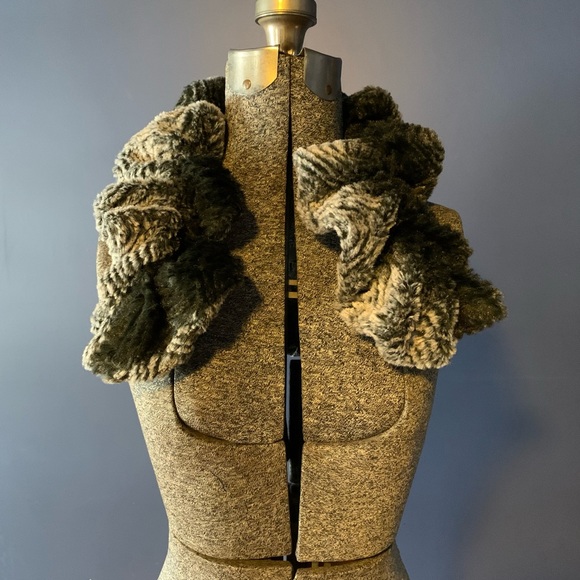 Short stretchy faux fur scarf - Picture 3 of 3